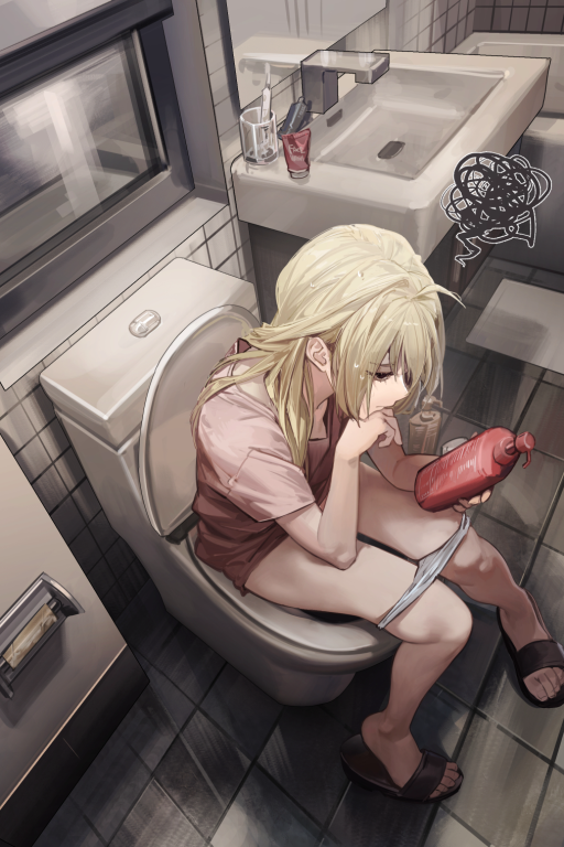 正在观看洗发水配料表的某人