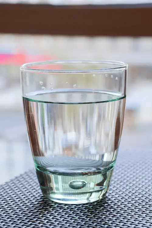 这是一杯水，看到他记得喝水